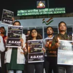पश्चिम बंगाल में बलात्कार और हत्या मामले को लेकर डॉक्टरों का विरोध प्रदर्शन तेज़: आरजी कर वरिष्ठ डॉक्टरों का सामूहिक इस्तीफ़ा