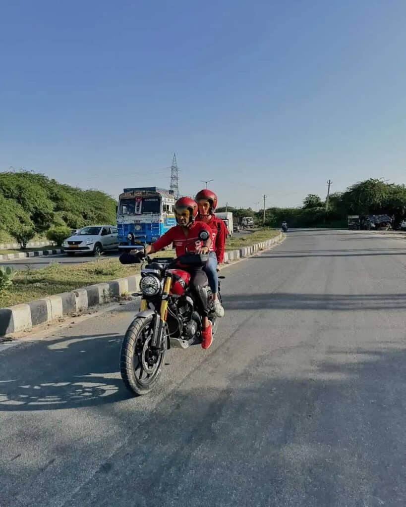 ज़ोमैटो के सीईओ दीपिंदर गोयल और उनकी पत्नी जिया गोयल ने एक दिन के लिए भोजन वितरित किया