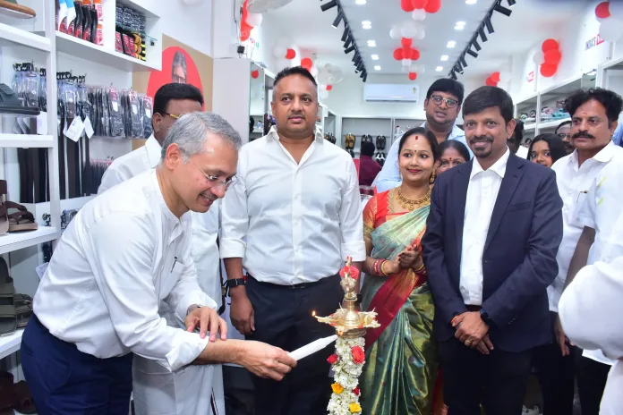 My-VKC-Store-Walajapet-is-inaugurated-by-Mr.-Vinod-Gandhi- माई वीकेसी ने खोला 11वां एक्सक्लूसिव ब्रांड आउटलेट: फुटवियर फैशन में एक नया युग