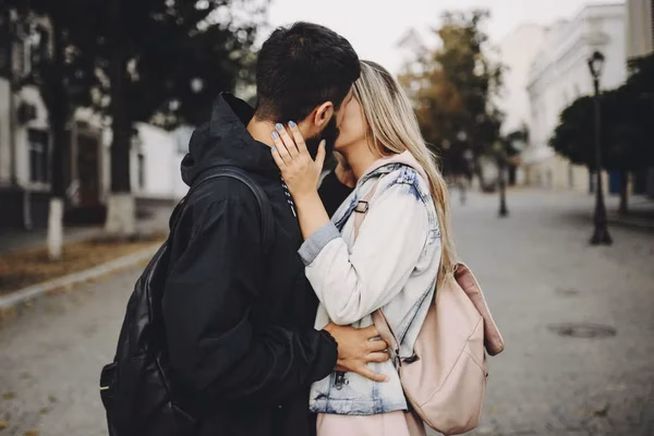 College Love Story in Hindi: दिल को छू लेने वाली कॉलेज की सच्ची प्रेम कहानियां ❤️