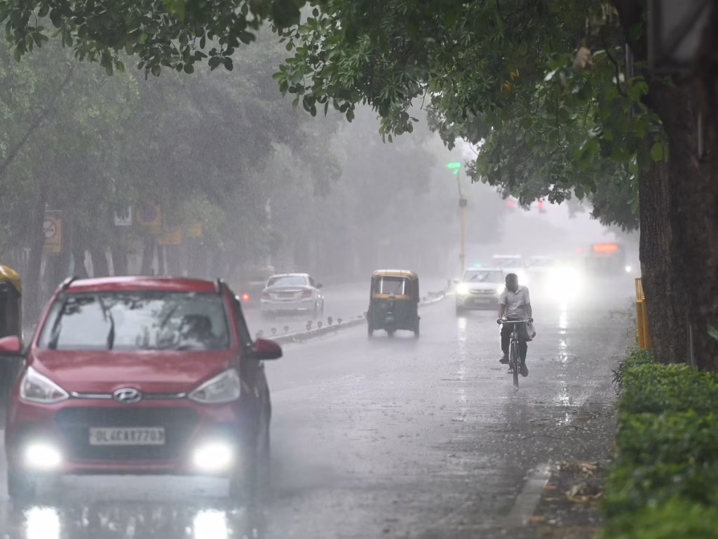 दिल्ली-एनसीआर में तूफानी मौसम: IMD की चेतावनी के बाद राजधानी में बदला मिजाज