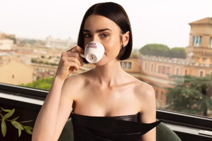 Emily-in-Paris-696x464 एमिली इन पेरिस